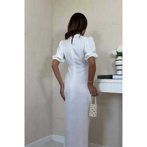 Robe de soirée élégante en satin blanc, coupe fourreau, avec détail froncé et taille naturelle - Product Image 1