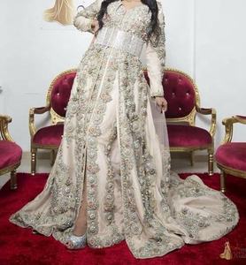 Magnifique robe longue de soirée avec des perles de verre et des ornements en pierre - Product Image 1