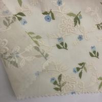 Tissu brodé en coton biologique 100% personnalisable avec diverses couleurs et motifs pour vêtements, sacs et textiles de maison