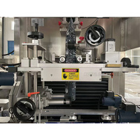 Machine d'étiquetage automatique pour manchons rétractables de bouteilles et canettes avec applicateur adhésif