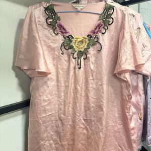 Pigiama di seta all'ingrosso abbigliamento da donna usato Bundle di stoffa usati - Product Image 1