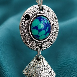 Orecchini pendenti asimmetrici con texture vintage blu-verde per donna - Product Image 4