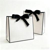 Sac d'emballage cadeau en papier blanc recyclable pour faux cils, avec cordon de serrage, gaufrage/débossage personnalisable, commandes en petites quantités