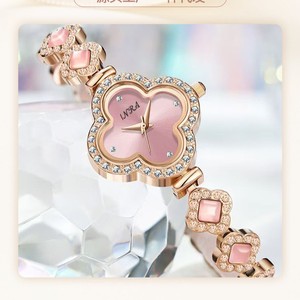 Vente en <span class=keywords><strong>gros</strong></span> de montres-bracelets en acrylique pour femmes à motif trèfle à quatre feuilles, cadran de 30 mm, résistantes à l'eau, 6812 - Product Image 4