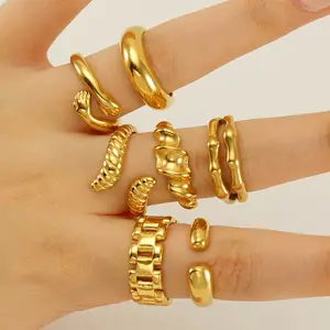 Cincin besi tahan karat berlapis emas 18K untuk wanita, cincin jari ular putar tidak beraturan modis