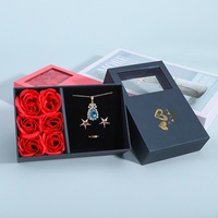 Qixi Valentinstag Geschenk Quadratische 6-Rosen-Blumenbox Halskette Ring Ohrstecker 12,2x12,2x13cm Schmuckverpackung Aufbewahrung