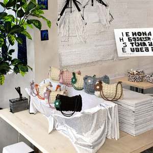 Bolsos de hombro informales de piel sintética lisa de gran capacidad, sencillos, tipo cubo, para mujer, estilo clásico y conciso. - Product Image 3