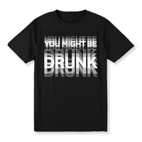 T-shirt unisexe en coton à col rond et manches courtes avec impression dégradée et slogan amusant personnalisé « You Might Be Drunk » pour fêtes de rue