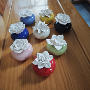 Difusor de Cerámica para Aromaterapia con Diseño Grabado, de Porcelana, con Varillas de <span class=keywords><strong>Perfume</strong></span> y Líquido para Rellenar, para Uso en Escritorio (Alcohol) - Product Image 1