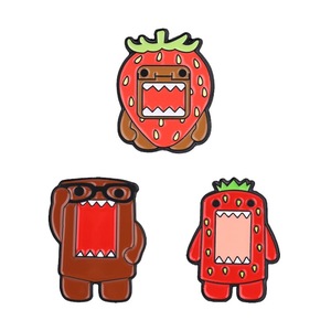 Lindo Pin Esmaltado de <span class=keywords><strong>Domo</strong></span> <span class=keywords><strong>Kun</strong></span> con Fresa y Flor, 3 Estilos, Broche de Monstruo Frutal, Regalos Promocionales Personalizables para Decoración de Mochilas - Product Image 1