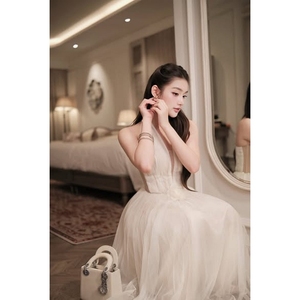 Robe longue plissée en tulle tissé à col en V et dentelle, ornée de fleurs 3D, pour demoiselle d'honneur ou tenue de soirée, élégante, épaules dénudées, décolleté plongeant, vente en gros OEM pour femmes - Product Image 1