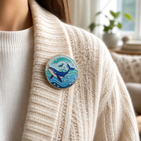 Vente en gros de breloques en émail personnalisées en forme de baleine de dessin animé, plaquées argent, avec paillettes, pour animaux marins, cadeau souvenir, couleur et forme personnalisables