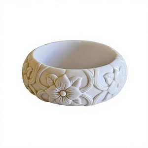 Nouveau Bracelet Moderne en Résine Sculpté, Pièce d'Art Circulaire, Design Abstrait Noir et Blanc, Objet Décoratif pour Fête - Product Image 3