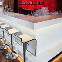 Comptoir de service de bar en pierre à surface solide blanche haut de gamme avec lumière