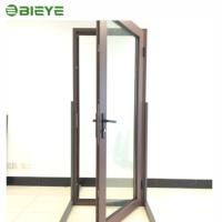 Portes battantes modernes en alliage d'aluminium pour l'extérieur de la maison, avec isolation thermique et finition de surface.
