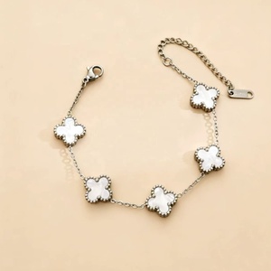 Bracciale in acciaio inossidabile con quadrifoglio, design a cinque fiori su entrambi i lati, resistente allo sbiadimento, alla moda e dall'aspetto di alta gamma. - Product Image 2