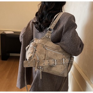 Sac à bandoulière souple pour femme, style Y2K, avec rivets, chaînes personnalisées, multiples poches, rétro, style 'Spicy Girl', avec œillets et ceinture - Product Image 2