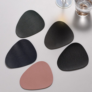 Sous-verres irréguliers en cuir PU, style coréen, simples, isolants thermiquement, imperméables, anti-huile, pour tasses à thé et bols, en stock - Product Image 1