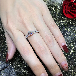 Anello di Fidanzamento Quadrato con Quattro Punte in Zirconia per Donne, Elegante Gioiello da Dito alla Moda - Product Image 2