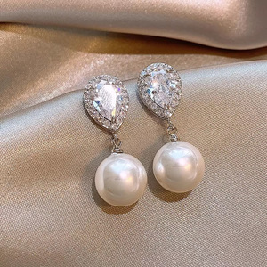 Orecchini a Goccia con Zirconi e Perle Simulate per Donne, Gioielli Eleganti e Classici per Uso Quotidiano - Product Image 1