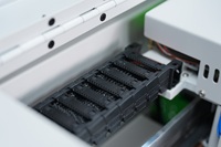 Imprimante UV à plat automatique tout-en-un avec IA pour l'impression personnalisée de coques de téléphone / coques d'AirPods / aimants de réfrigérateur / souvenirs