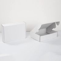 Boîtes d'expédition pour vêtements en carton ondulé blanc de luxe, personnalisées, réutilisables, recyclables, avec gaufrage et impression offset