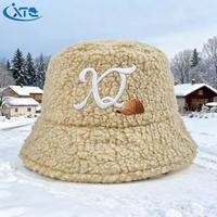 Vente en gros Nouveau design Chapeaux de pêcheur moelleux en fourrure épaisse pour l'hiver Chapeaux seau personnalisés en fourrure de laine d'agneau pour l'extérieur
