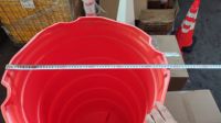 Fût de signalisation routière en plastique robuste avec base en caoutchouc et bandes réfléchissantes pour la sécurité routière