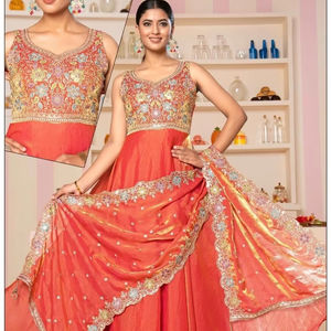 Ensemble de robe Anarkali orange de créateur pour femmes avec une épaulelette et un dupatta brodés lourds pour les fêtes de mariage - Product Image 1