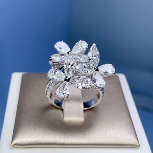 Bague florale de luxe en or 18 carats avec diamants marquise multi-pierres, design fleur scintillante, bijou raffiné pour soirée - Product Image 3
