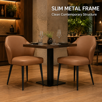 Ensemble de chaises de salle à manger commerciales à accoudoirs évasés, dossier sculpté en bouclette crème, table en noyer, piétement noir