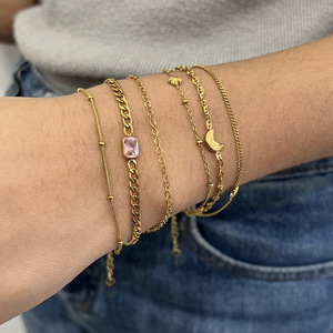 Pulsera de cadena de tres capas en tono dorado para mujer con dije de luna y estrella e incrustaciones de circonita, ideal para regalo. - Product Image 2