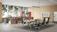 Poste de travail modulaire moderne pour 8 personnes avec écrans d'intimité en feutre acoustique et pieds en métal en forme de A pour plans ouverts et collaboration