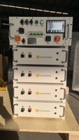Batterie empilable haute tension LiFePO4 150V-409V 100Ah 20-30KW avec communication CAN et BMS intelligent pour système de stockage d'énergie solaire domestique