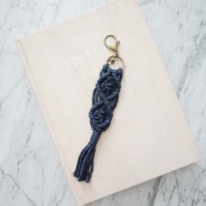 พวงกุญแจมาคราเม่ความสุขทำมือ - Product Image 1