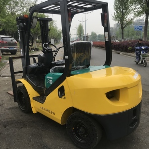 Montacargas Diésel Komatsu FD30 Usado de Alta Calidad, 3 Toneladas, Desplazador Lateral Hidráulico, Neumáticos Sólidos, Mástil de Dos Etapas, Bien Mantenido, para Exteriores - Product Image 4