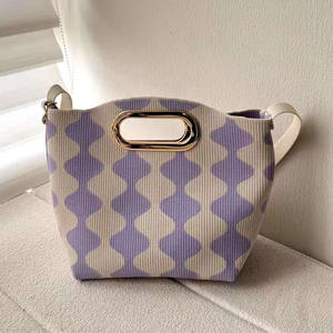 Sacs à cosmétiques portables élégants et tendance, petits et pratiques, avec motif ondulé noir et blanc, option personnalisée - Product Image 3