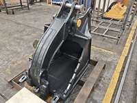 Godet à pouce MONDE multi-tonnages compatible avec une forte force de serrage pour le chargement du bois et de la pierre sur chantier