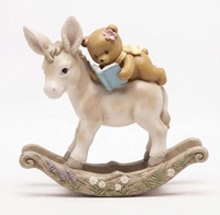 Figurine artisanale en résine personnalisée en gros, mignonnes figurines d'animaux (Âne et Ours) lisant un livre, ornement de décoration intérieure, sculpture de cheval à bascule