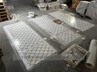 Mosaïque de carreaux en marbre blanc de Carrare et vert d'Inde, motif de fleurs et de feuilles en jet d'eau
