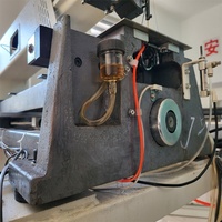 Machine à coudre et à broder automatique programmable à lit plat pour cuir, avec deux têtes de travail indépendantes et moteur