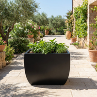 Décor nordique moderne de luxe, pots dorés, plantes de jardin d'extérieur, vases de rue pour fleurs