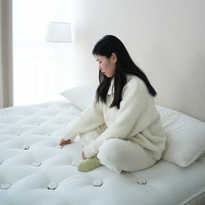 Matelas en crin de cheval tufté fait main Muse avec ressorts ensachés individuels, fermeté moyenne, pour enfant - Product Image 1