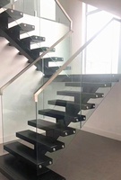 Escalier droit moderne encastré pour intérieur avec garde-corps en verre et marches en bois massif, design flottant pour appartement