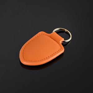 Venta al por mayor Llavero de coche de metal de cuero genuino con forma de escudo - Product Image 5