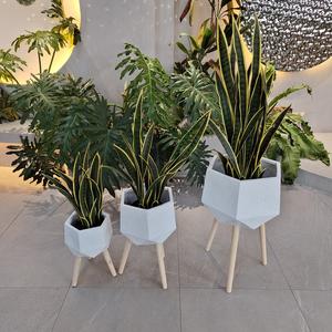 Pot de fleurs élégant et spacieux en fibre de verre écologique pour intérieur, avec pieds en bois, idéal pour la décoration de jardin. - Product Image 2
