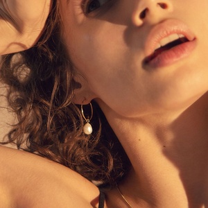 2025 Nueva joyería fina de alta calidad, joyería de plata de ley 925, pendientes de aro de gota de perla grande chapados en oro de 18 quilates para mujer - Product Image 3
