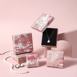Caja de Papel Irregular con Diseño de Flor Rosa para Empaque de Joyería, Pulseras, Aretes, Anillos, Relojes y Gafas - Product Image 3