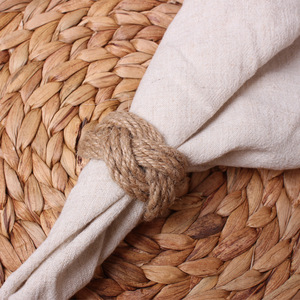 Anneaux de serviette en chanvre tressé marron, écologiques, modernes, élégants, faciles à nettoyer, en stock, pour Noël, mariages, fêtes, restaurants - Product Image 1