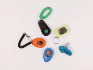 Clicker de entrenamiento de mascotas de plástico colorido para perros, ligero duradero, fácil de usar - Product Image 2